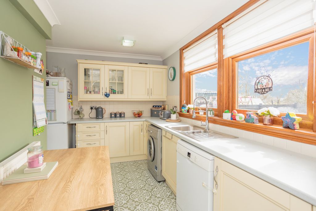 Property photo 2 of 26 Dine-In Kitchen