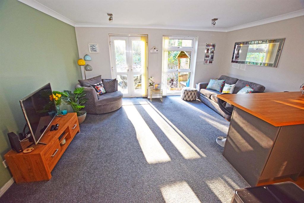 Property photo 2 of 9 Lounge Kitchen