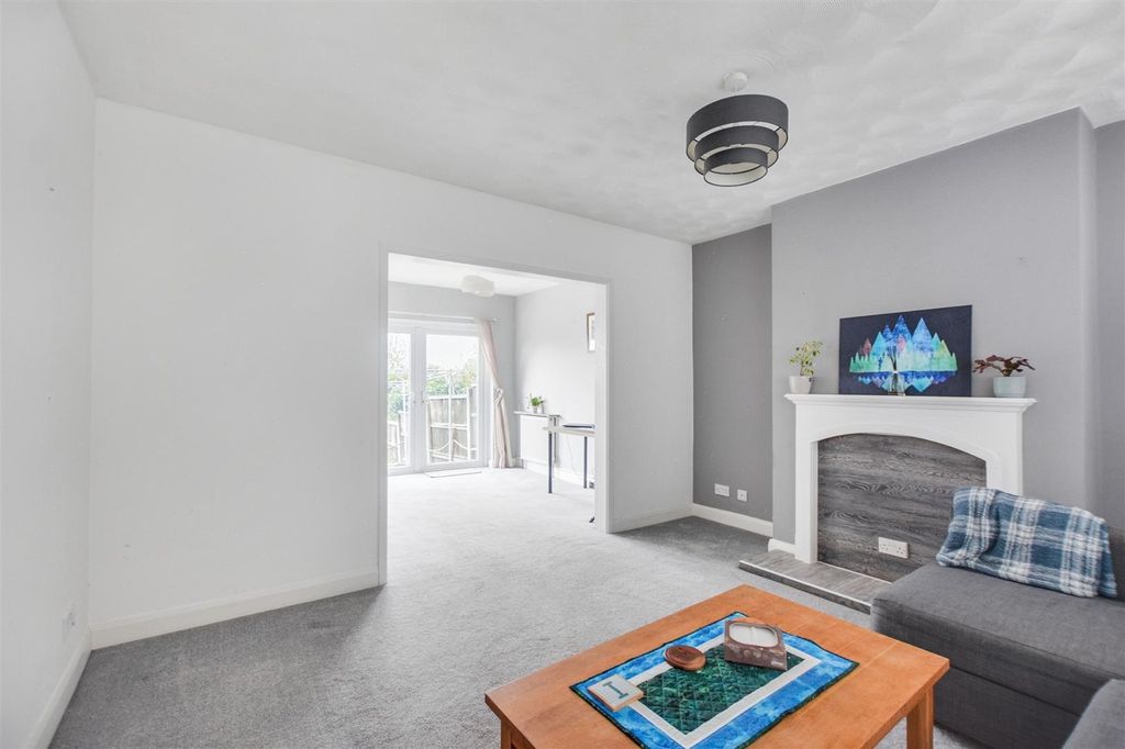 Property photo 3 of 31 Living Room