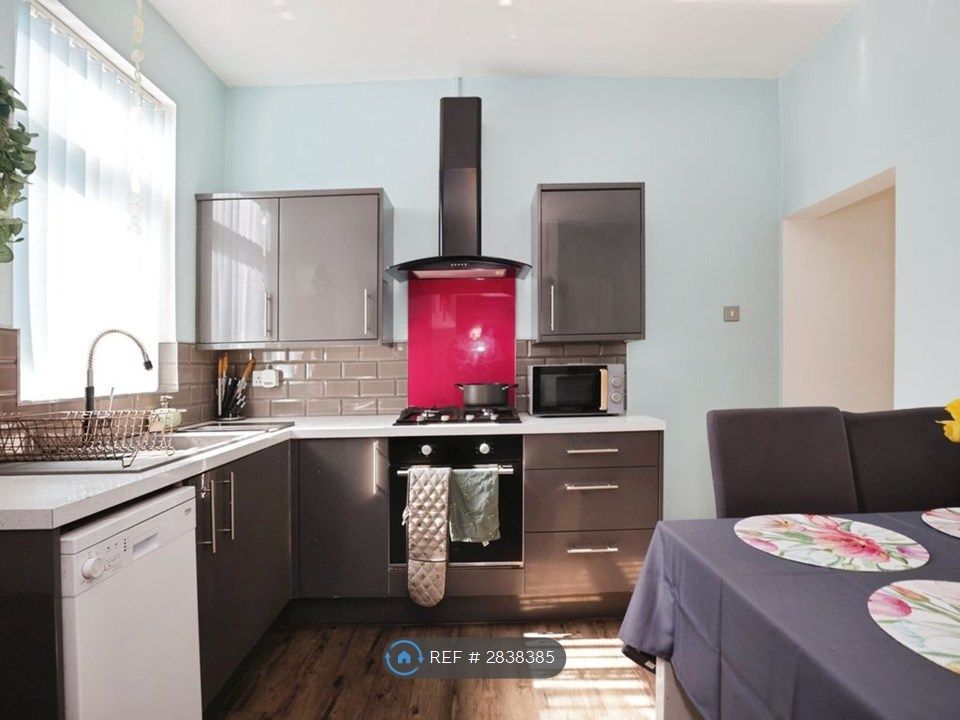 Property photo 3 of 12 Kitchen