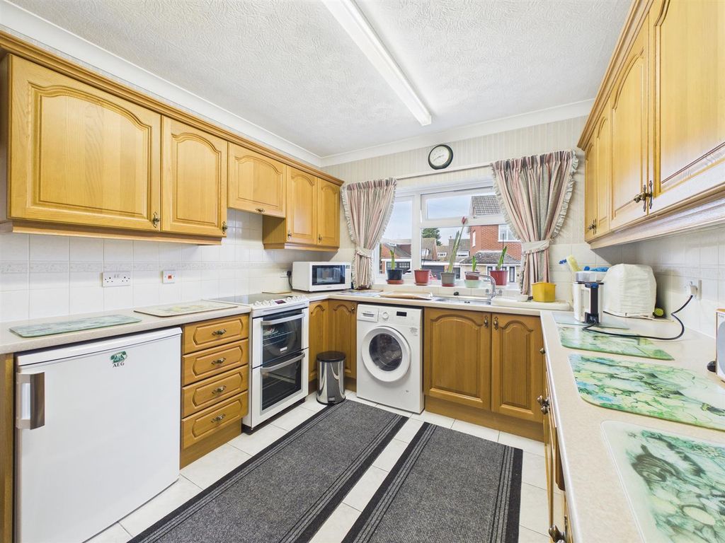 Property photo 3 of 11 Kitchen