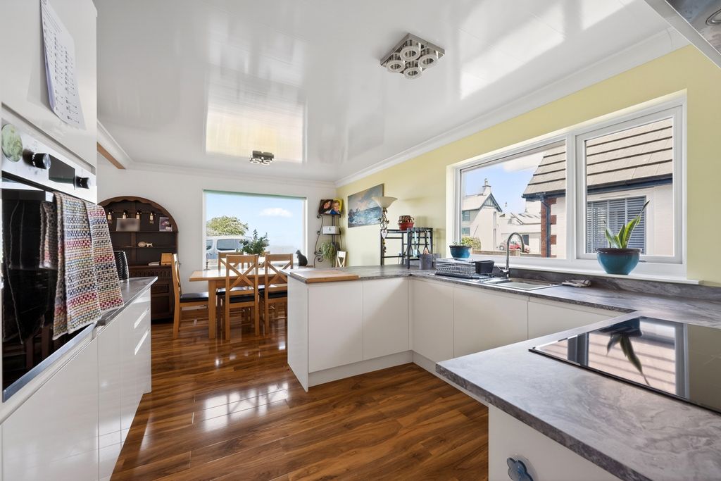 Property photo 3 of 19 Kitchen