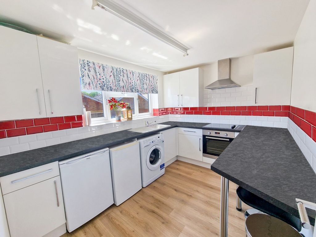 Property photo 3 of 10 Kitchen