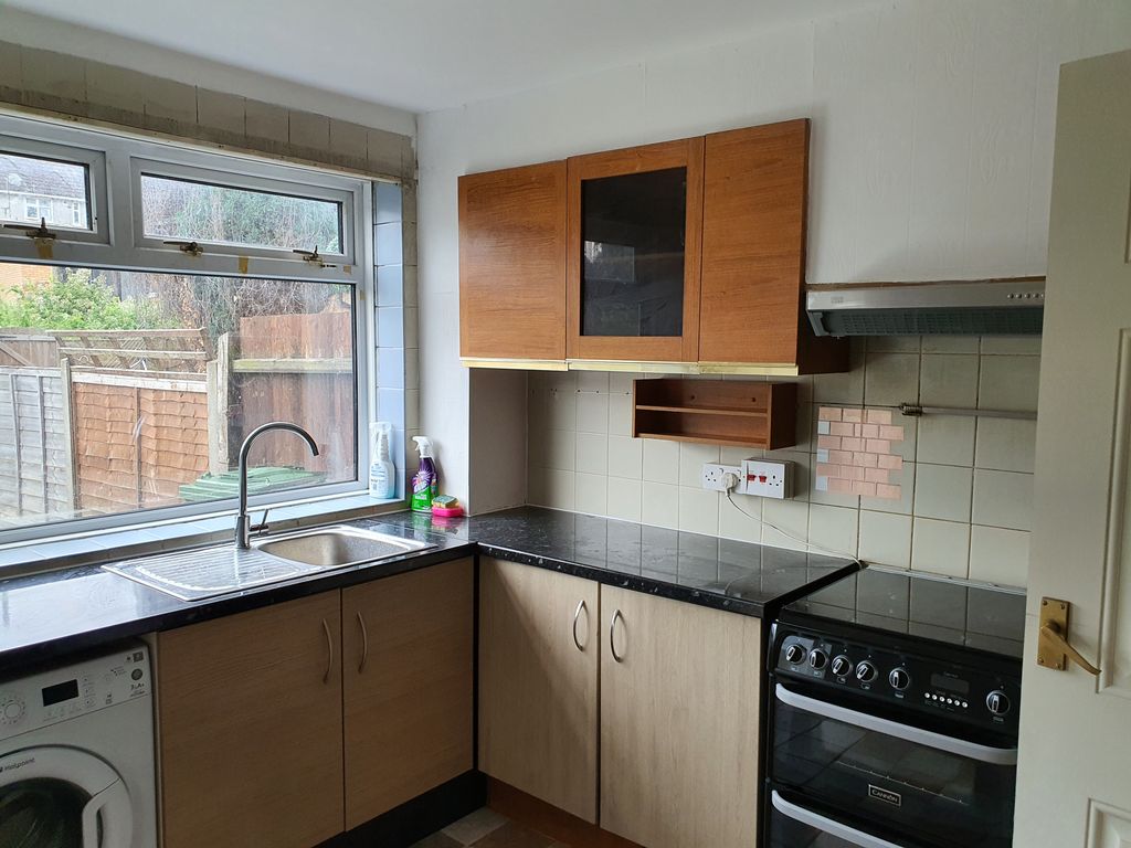 Property photo 3 of 10 Kitchen