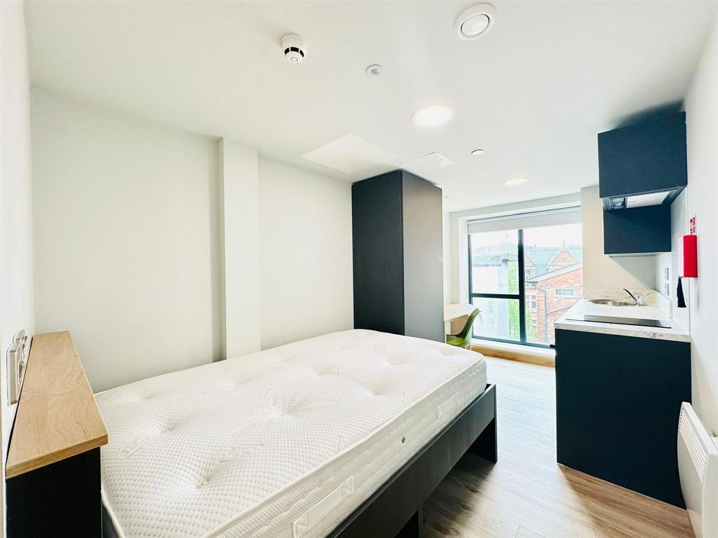 Property photo 3 of 8 Studio