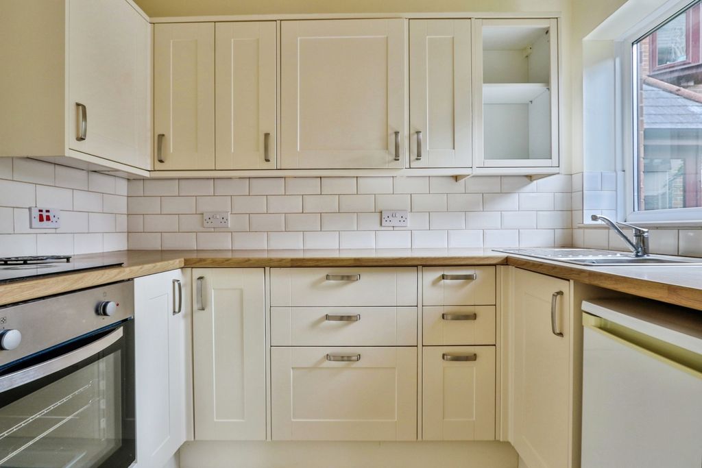 Property photo 3 of 17 Kitchen
