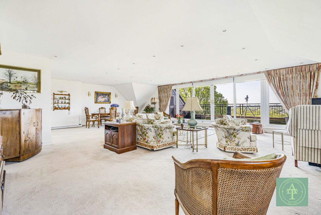 Property photo 2 of 40 Gallery