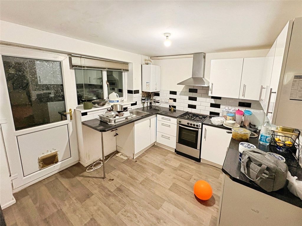 Property photo 3 of 6 Kitchen