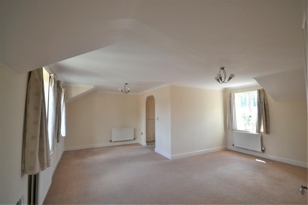 Property photo 2 of 11 Living/Dining Room