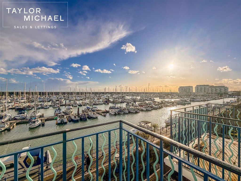 Property photo 2 of 17 Balcony