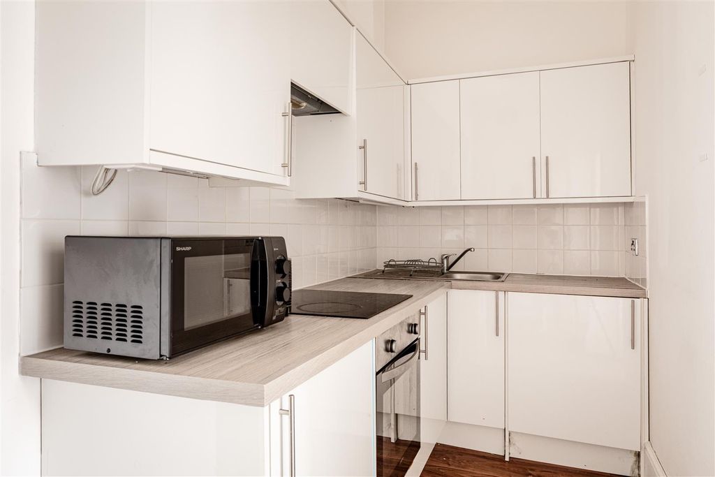 Property photo 3 of 6 F8 Holland Road-3.Jpg
