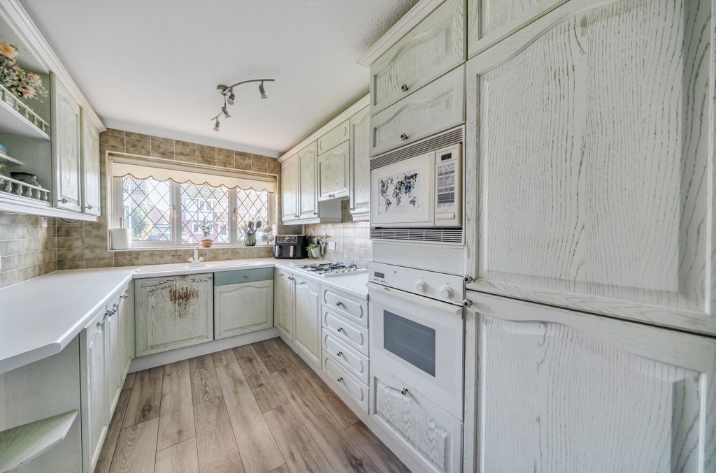 Property photo 3 of 20 1386539-11-692Ed6...