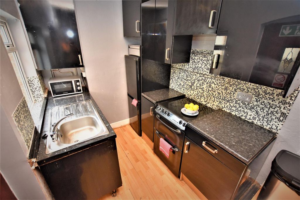 Property photo 3 of 11 Approach