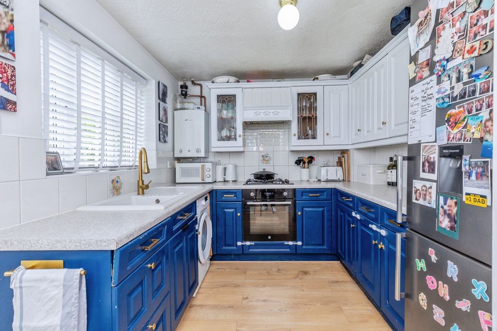 Property photo 3 of 17 Kitchen