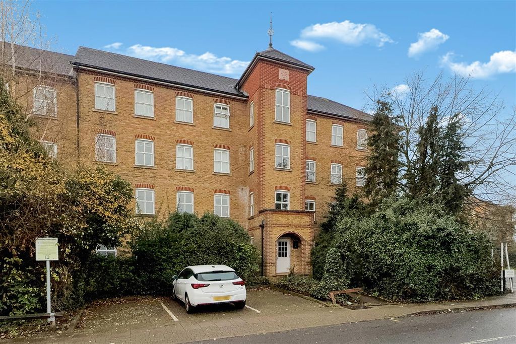 Property photo 2 of 11 Flat 6, 2 Highfield Close - Jhba1Aelxuxgfbwmiw3Z.J