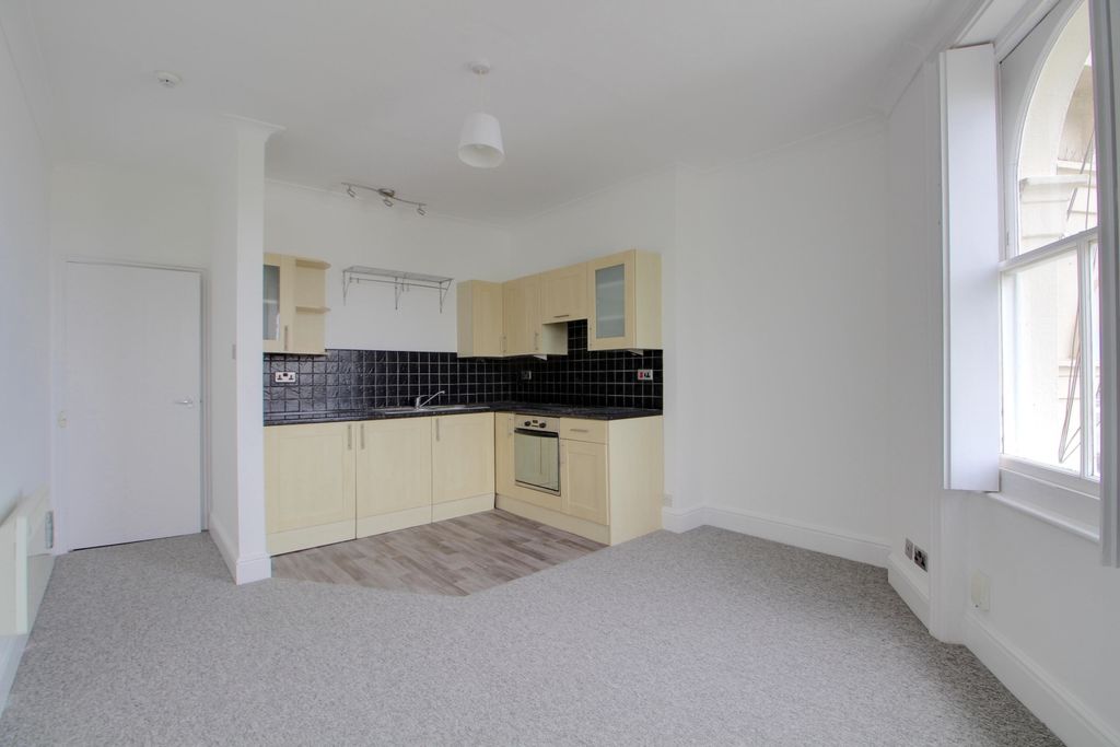 Property photo 3 of 7 Kitchen