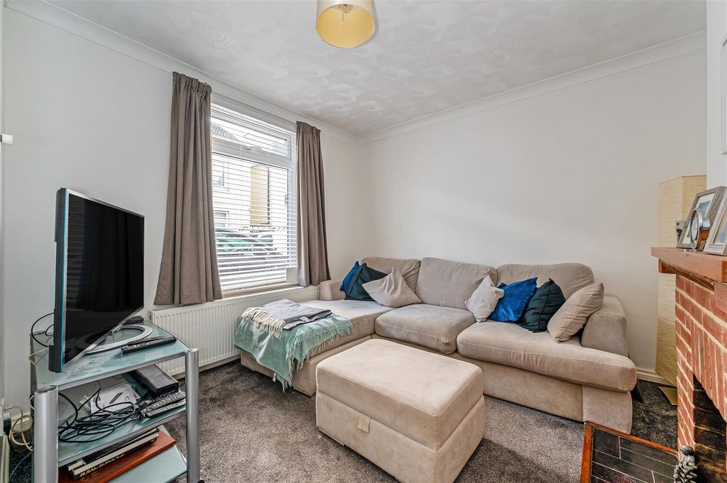 Property photo 3 of 25 Lounge.Jpg