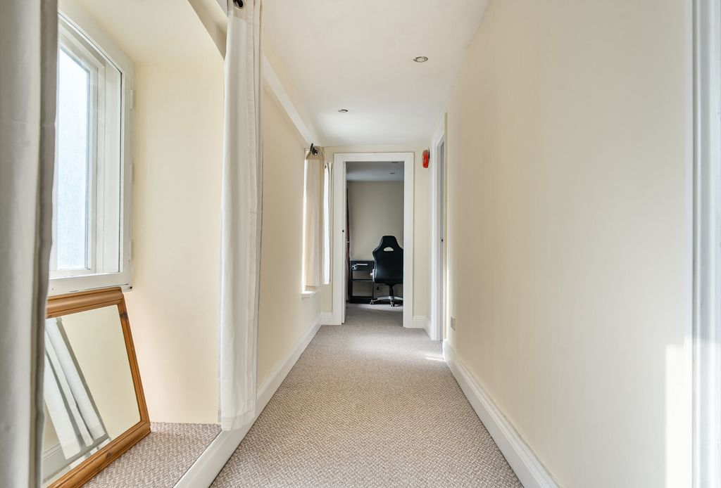 Property photo 3 of 8 Hall