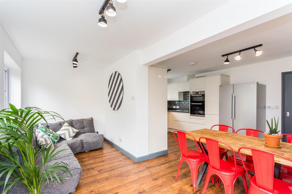 Property photo 1 of 18 Living Room / Kitchen