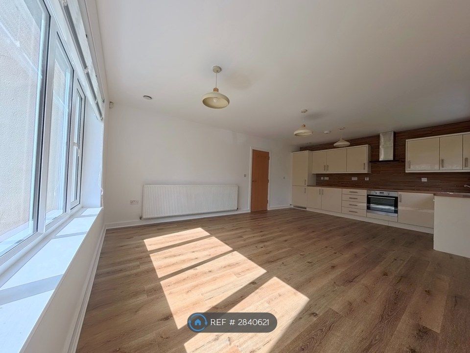 Property photo 3 of 20 Living Room/Kitchen