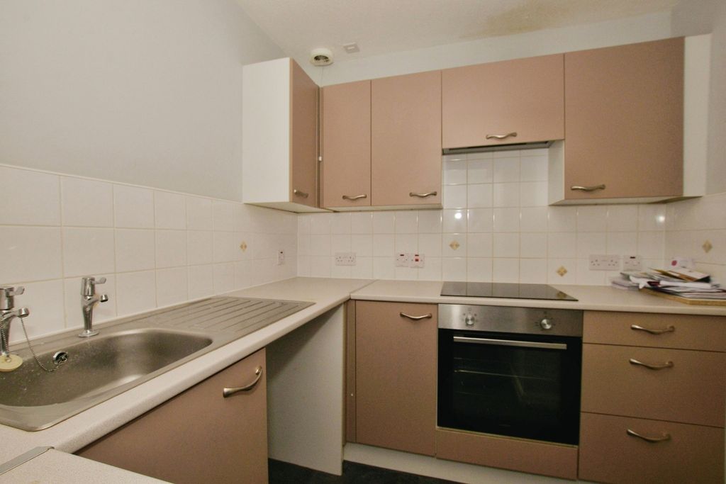 Property photo 3 of 10 Kitchen
