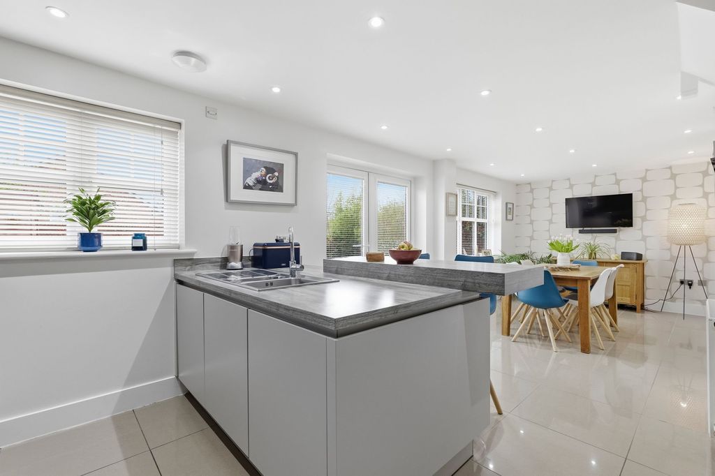 Property photo 2 of 32