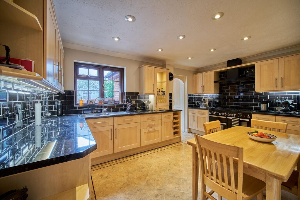 Property photo 2 of 25 Kitchen