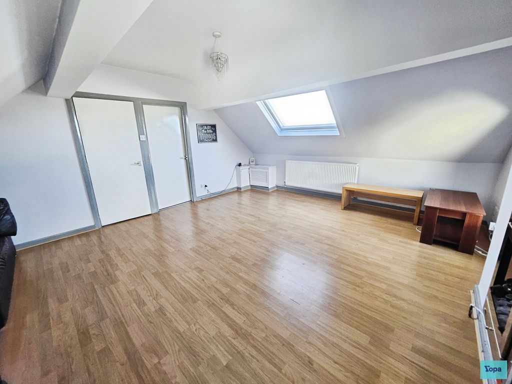 Property photo 3 of 11 Lounge
