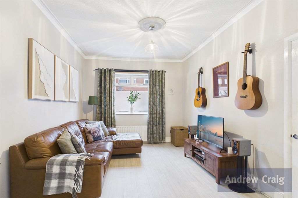 Property photo 3 of 20 Lounge