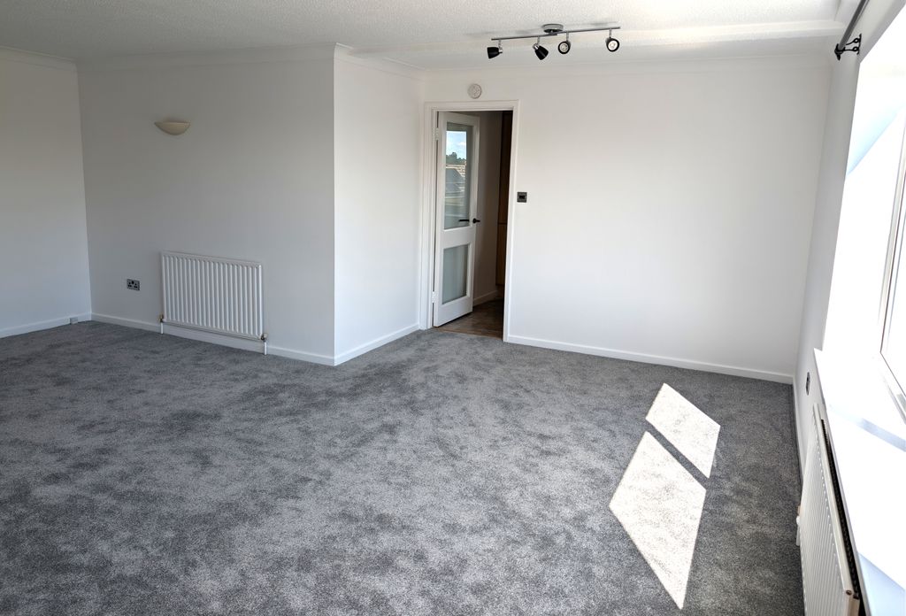 Property photo 2 of 14 Lounge