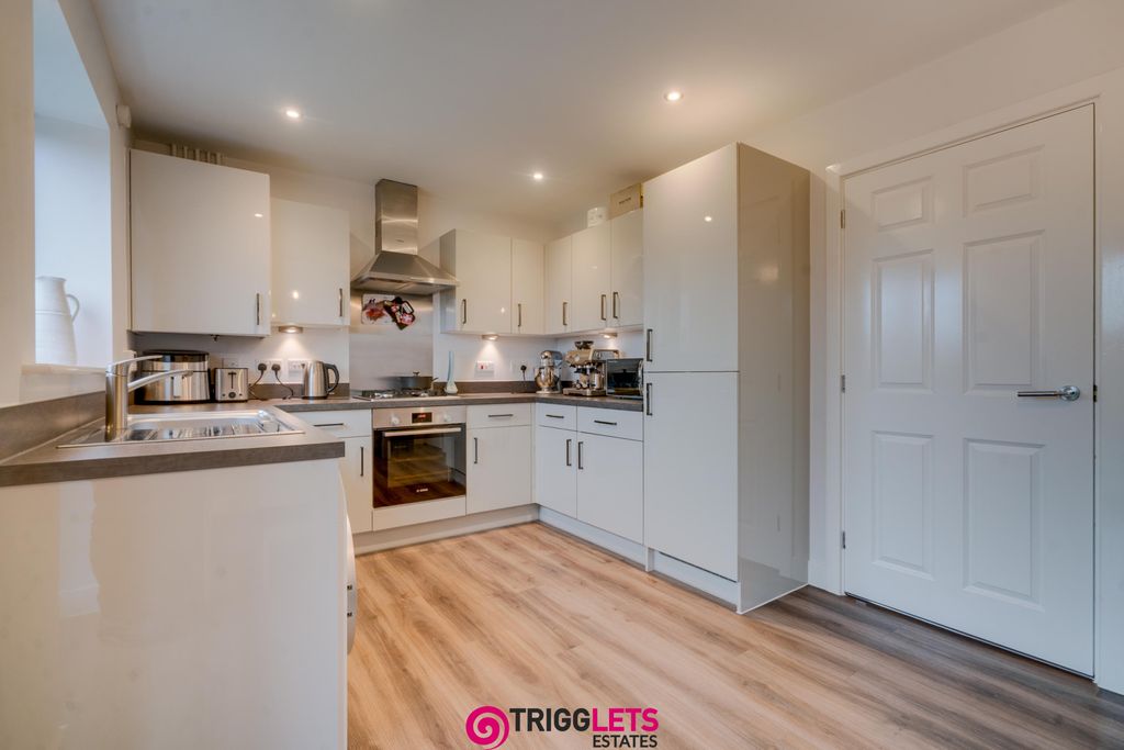 Property photo 3 of 21