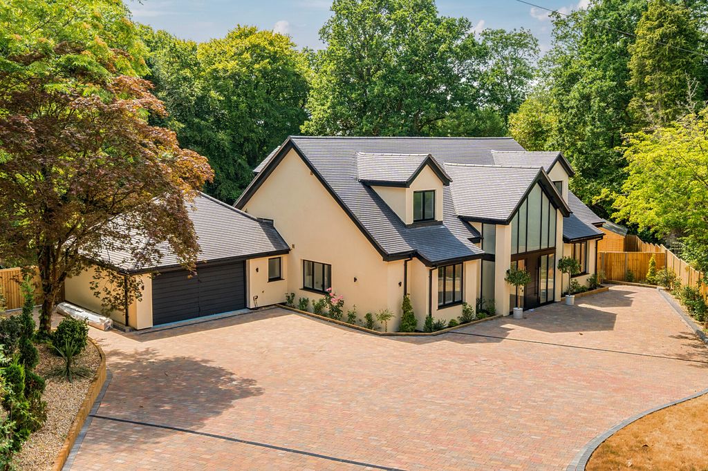 4 bed detached house for saleThe Paddock, Haslemere GU27