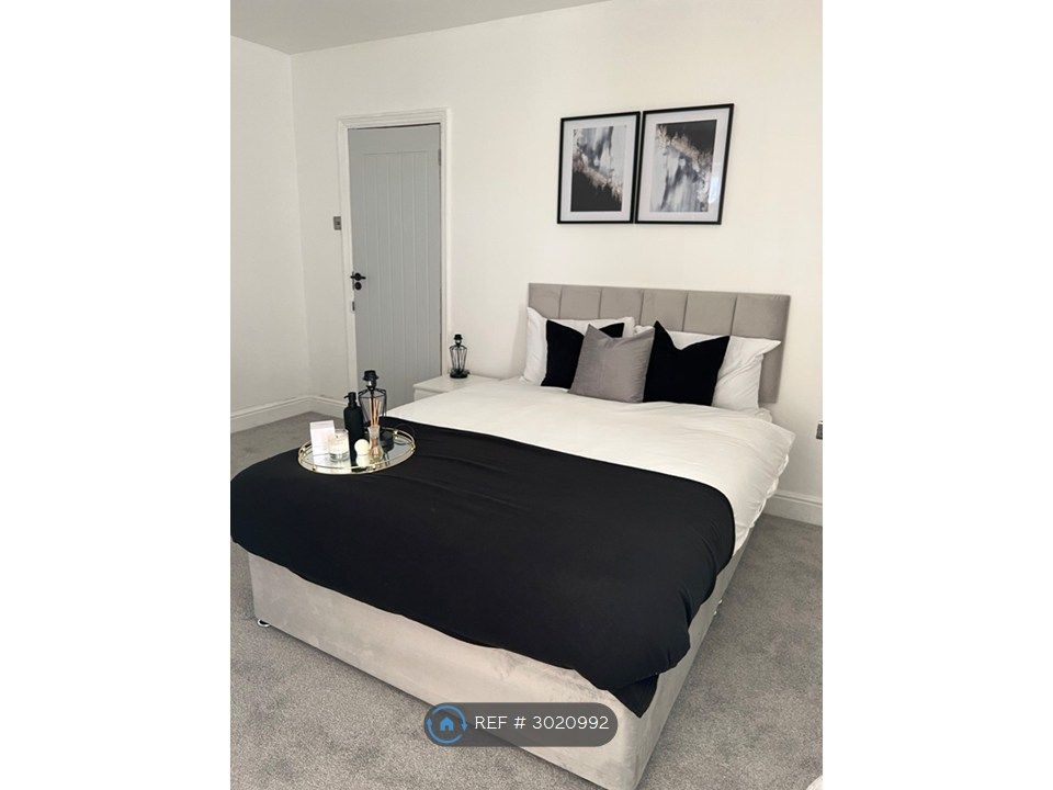 Property photo 2 of 12 Silver Room