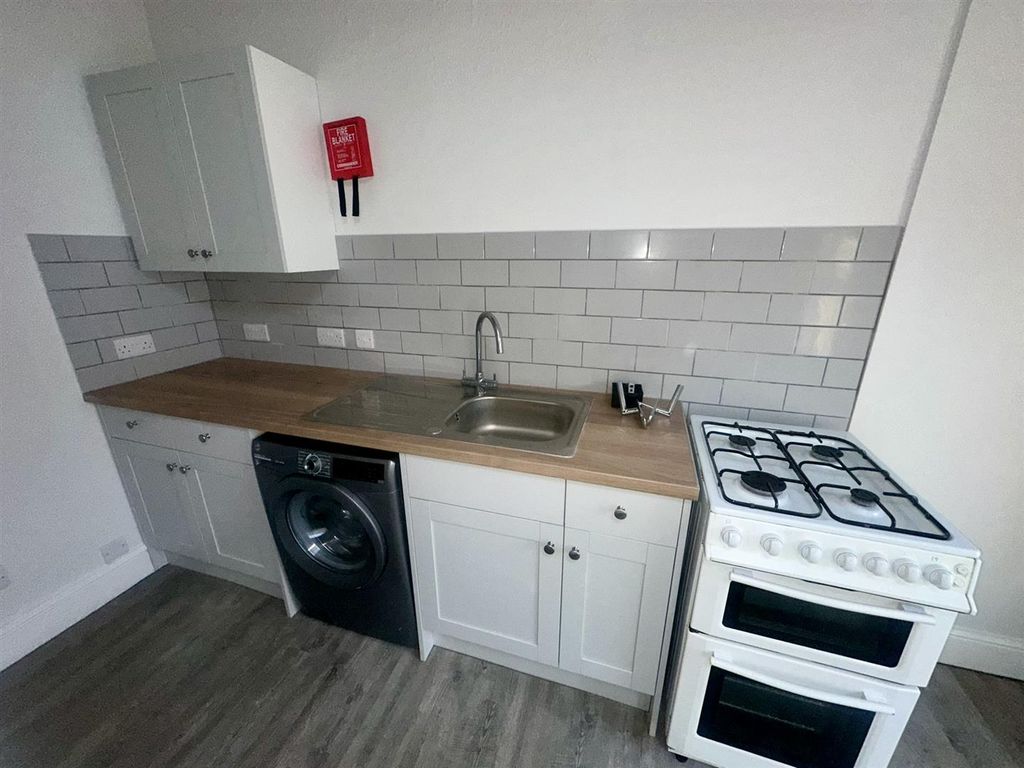 Property photo 3 of 7 Kitchen
