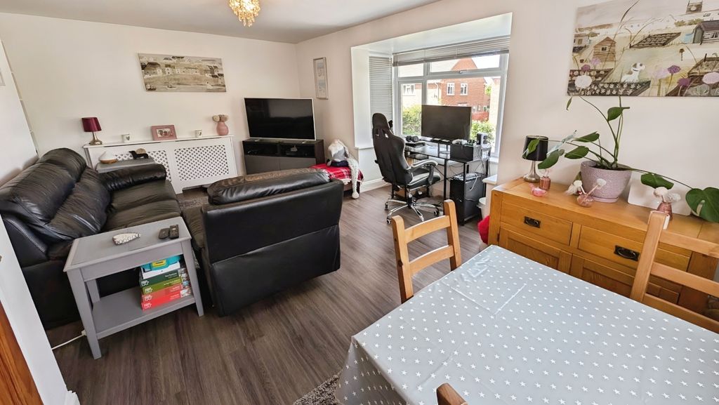 Property photo 2 of 19 Pbox-Living_Room-313693.Jpg