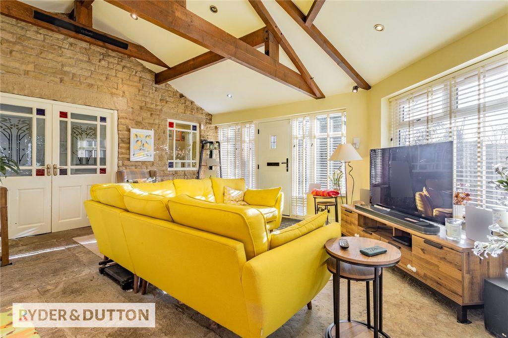 Property photo 2 of 33 Lounge