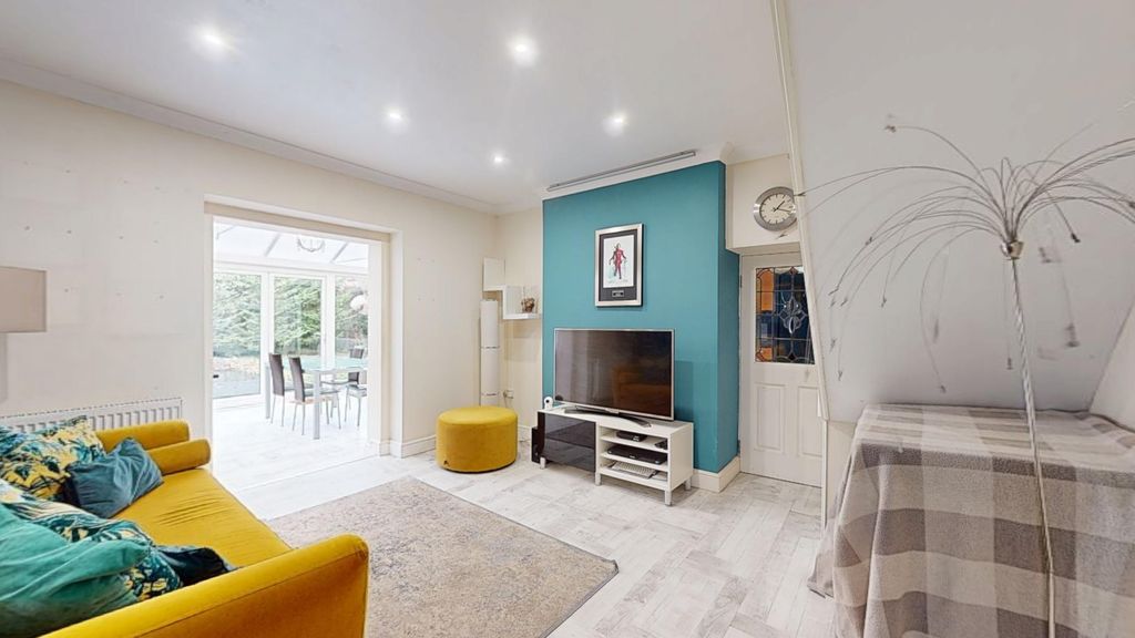 Property photo 2 of 25