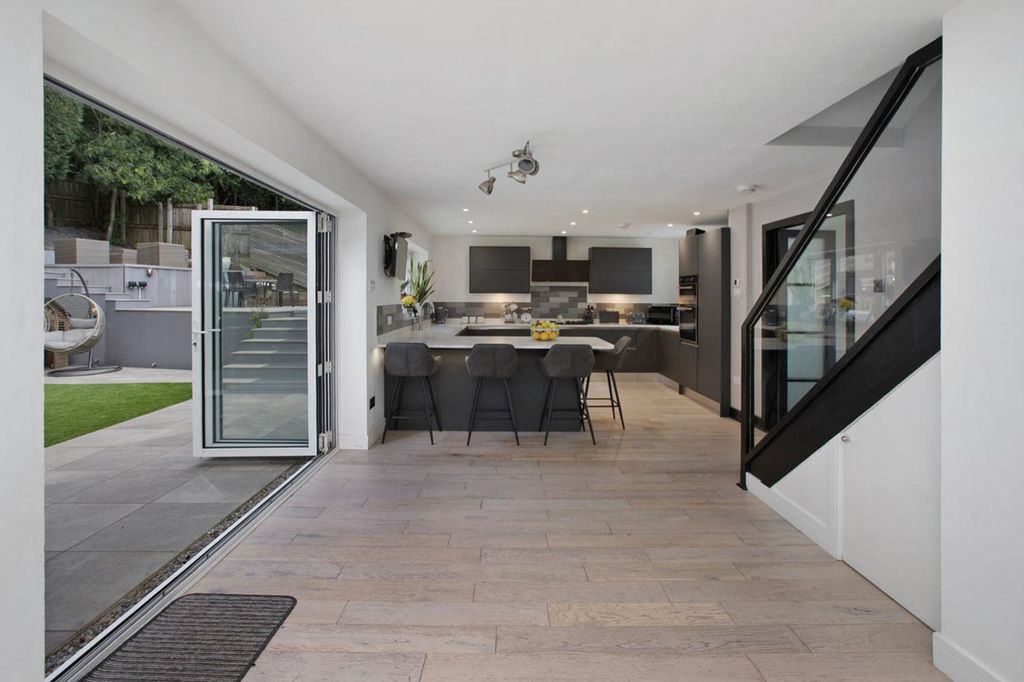 Property photo 2 of 28