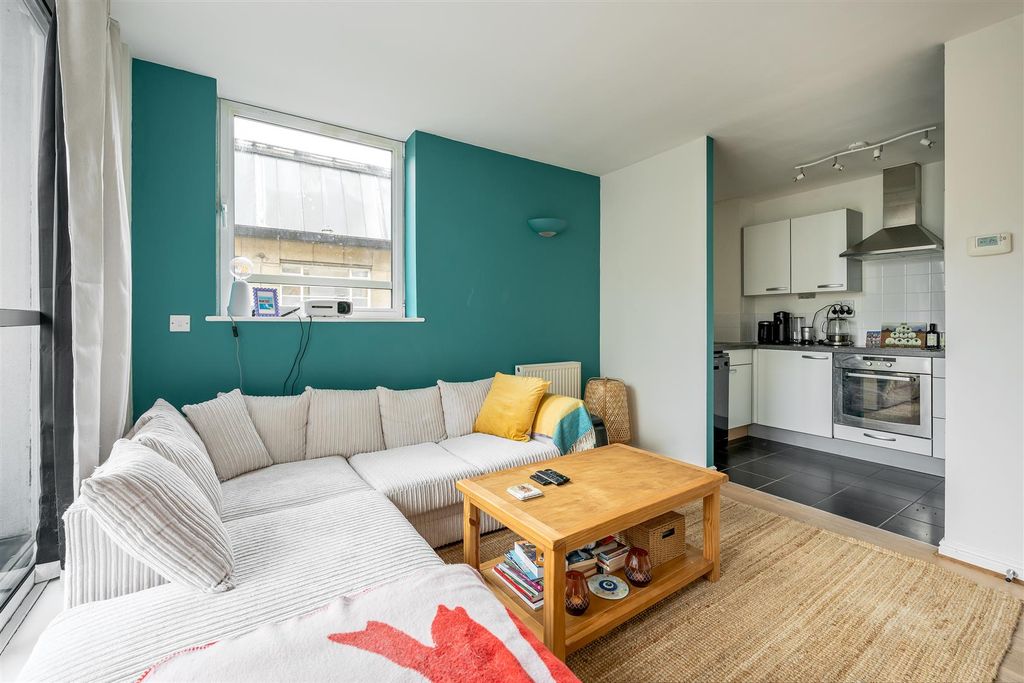 Property photo 3 of 9 Hacon Square, E8