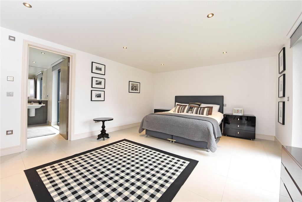 Property photo 3 of 14 Bedroom