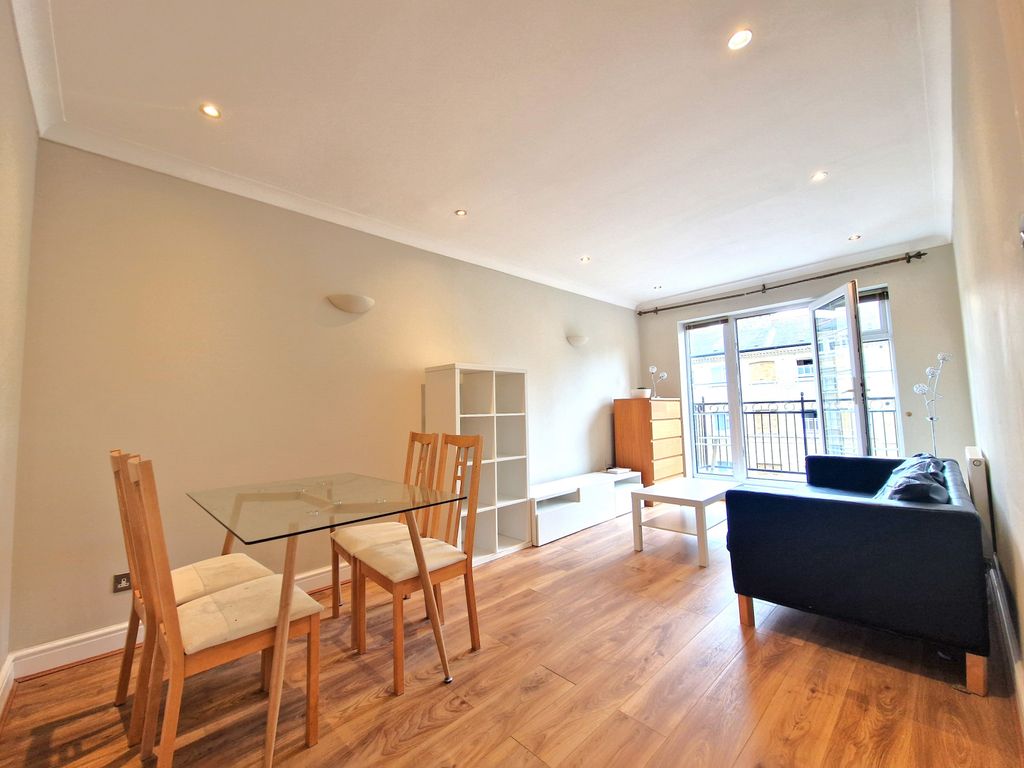 Property photo 1 of 15 Spacious 2 Bedroom 2 Bathroom Apartment Close To Tower Hill Station