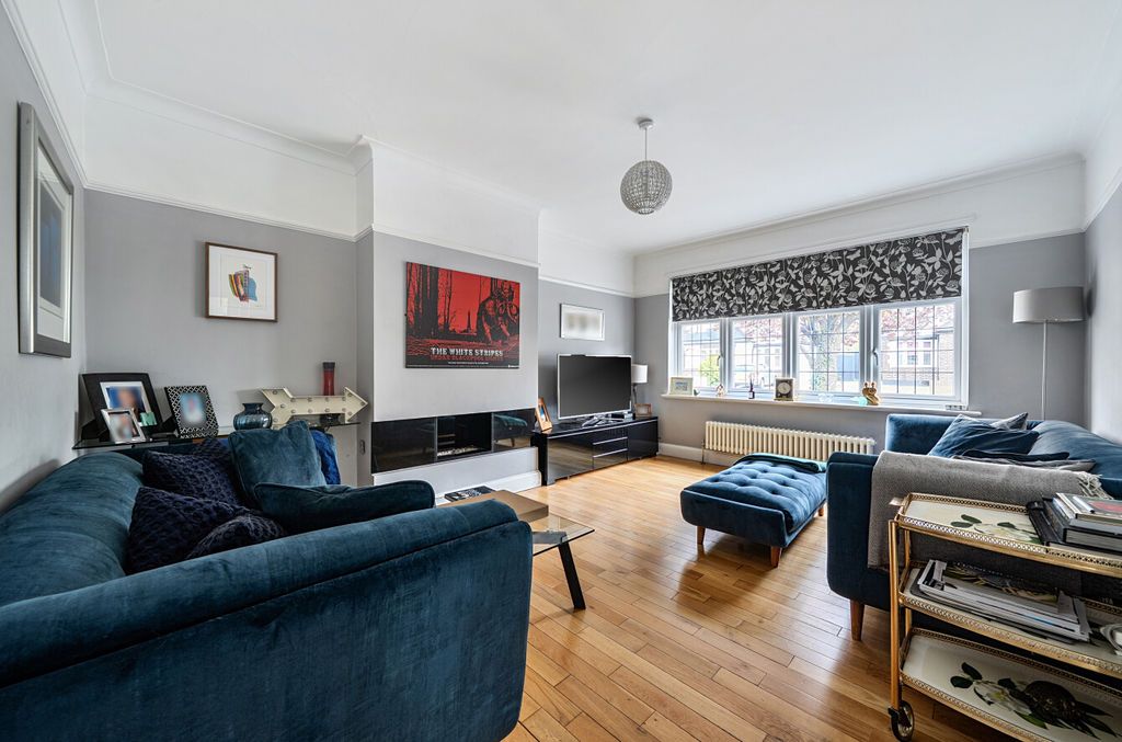 Property photo 2 of 19 Lounge Angle 1