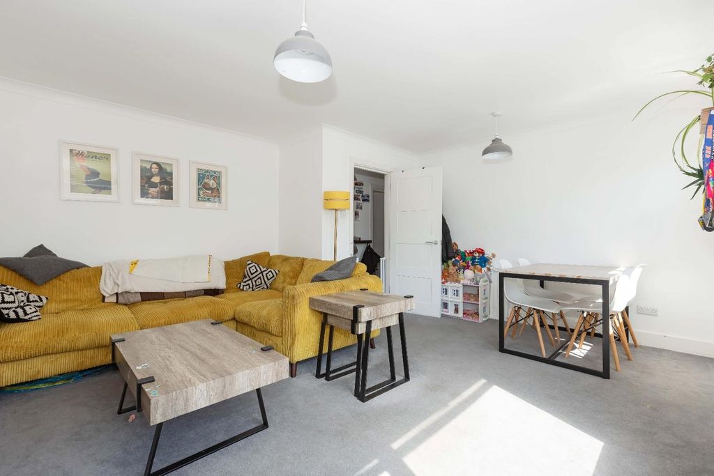 Property photo 3 of 14 Swanborough Court_9.Jpg
