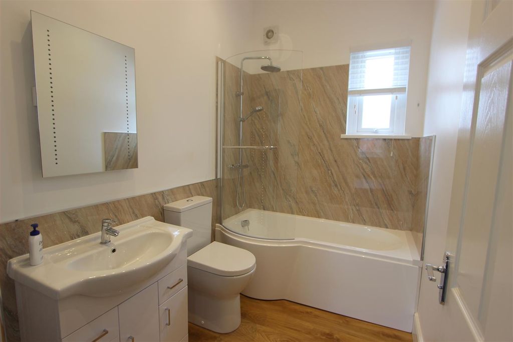Property photo 3 of 7 Bathroom/W.C