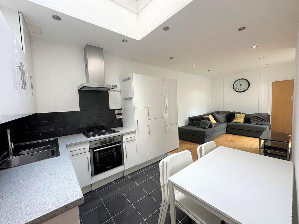 Property photo 1 of 10 Kitchen