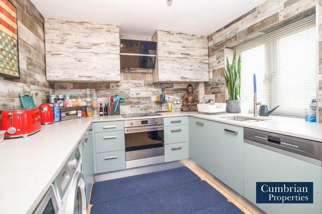 Property photo 2 of 18 Kitchen