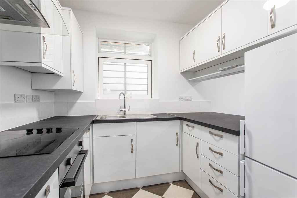 Property photo 2 of 8 F1 8 Hampstead Hill Gnds-13.Jpg