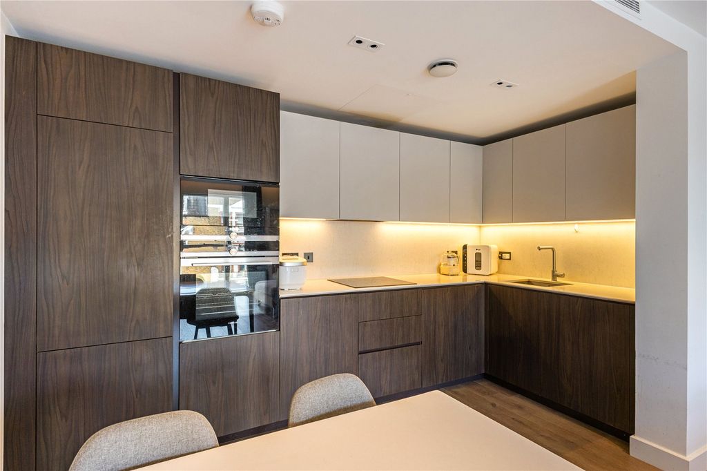 Property photo 3 of 18 Kitchen