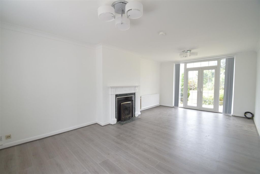 Property photo 2 of 12 Lounge