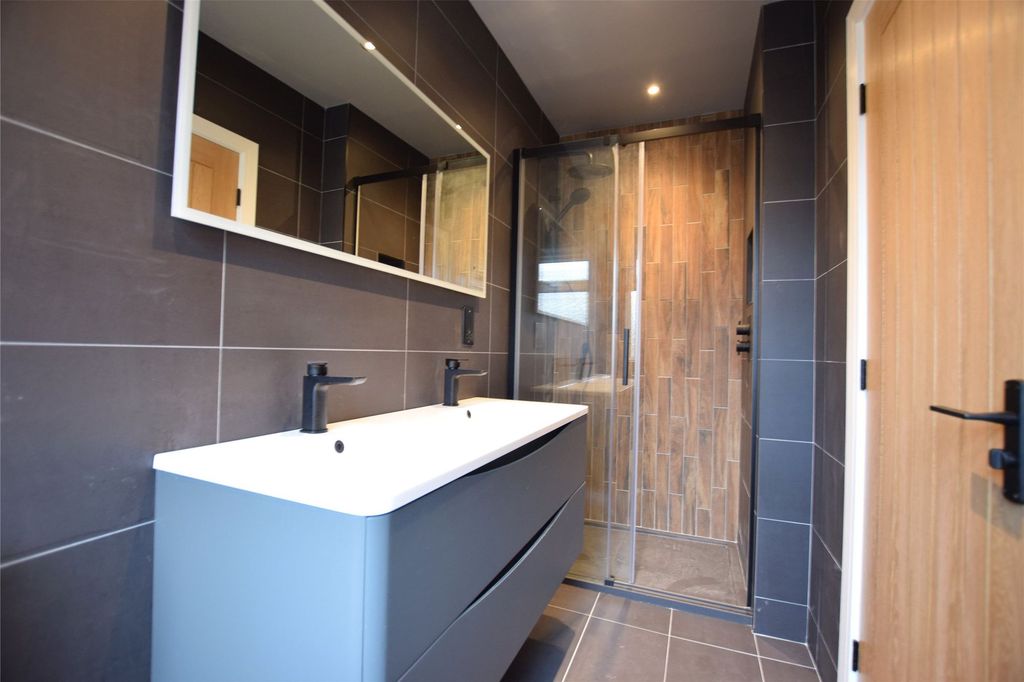 Property photo 3 of 7 Bathroom